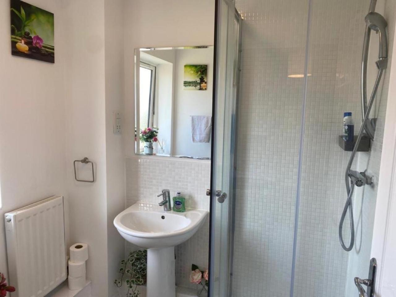 Warm & Cosy Homely 4 BDR Chesterton House w High Speed WIFI, Big Garden & Free Parking