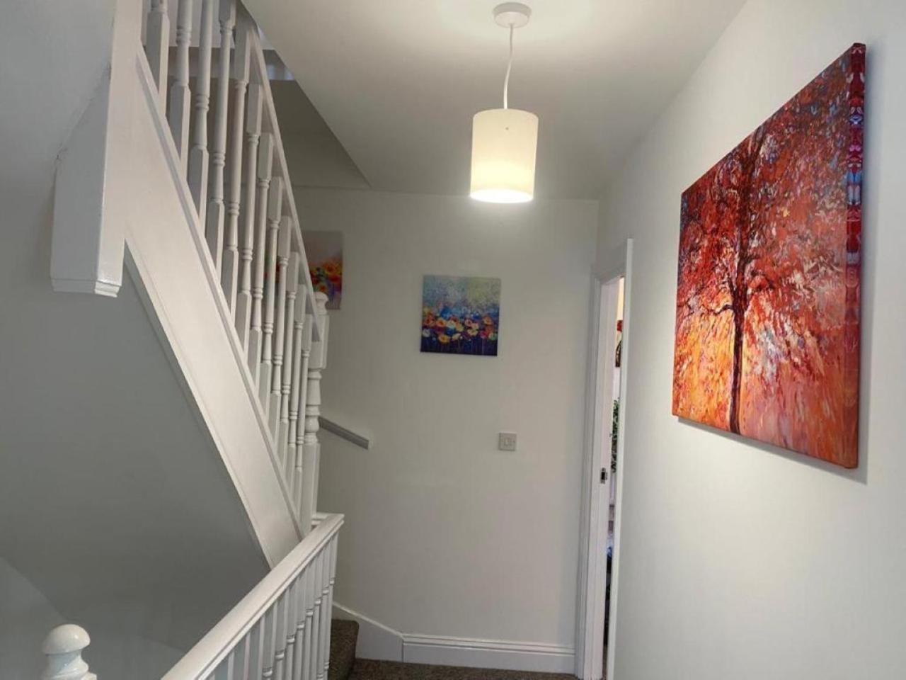 Warm & Cosy Homely 4 BDR Chesterton House w High Speed WIFI, Big Garden & Free Parking