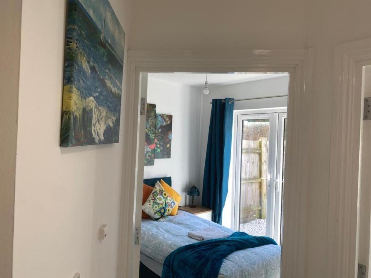 Warm & Cosy Homely 4 BDR Chesterton House w High Speed WIFI, Big Garden & Free Parking