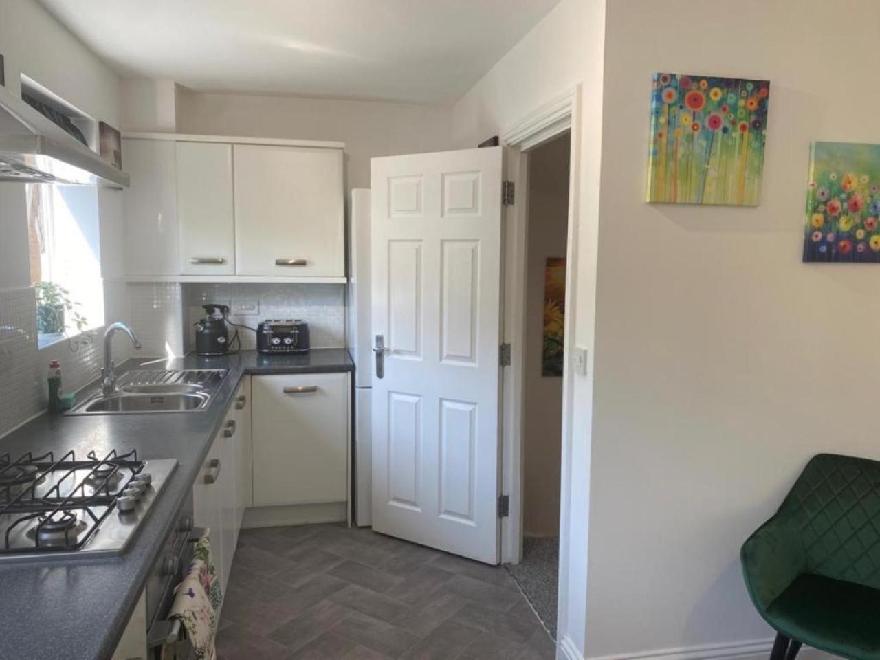Warm & Cosy Homely 4 BDR Chesterton House w High Speed WIFI, Big Garden & Free Parking