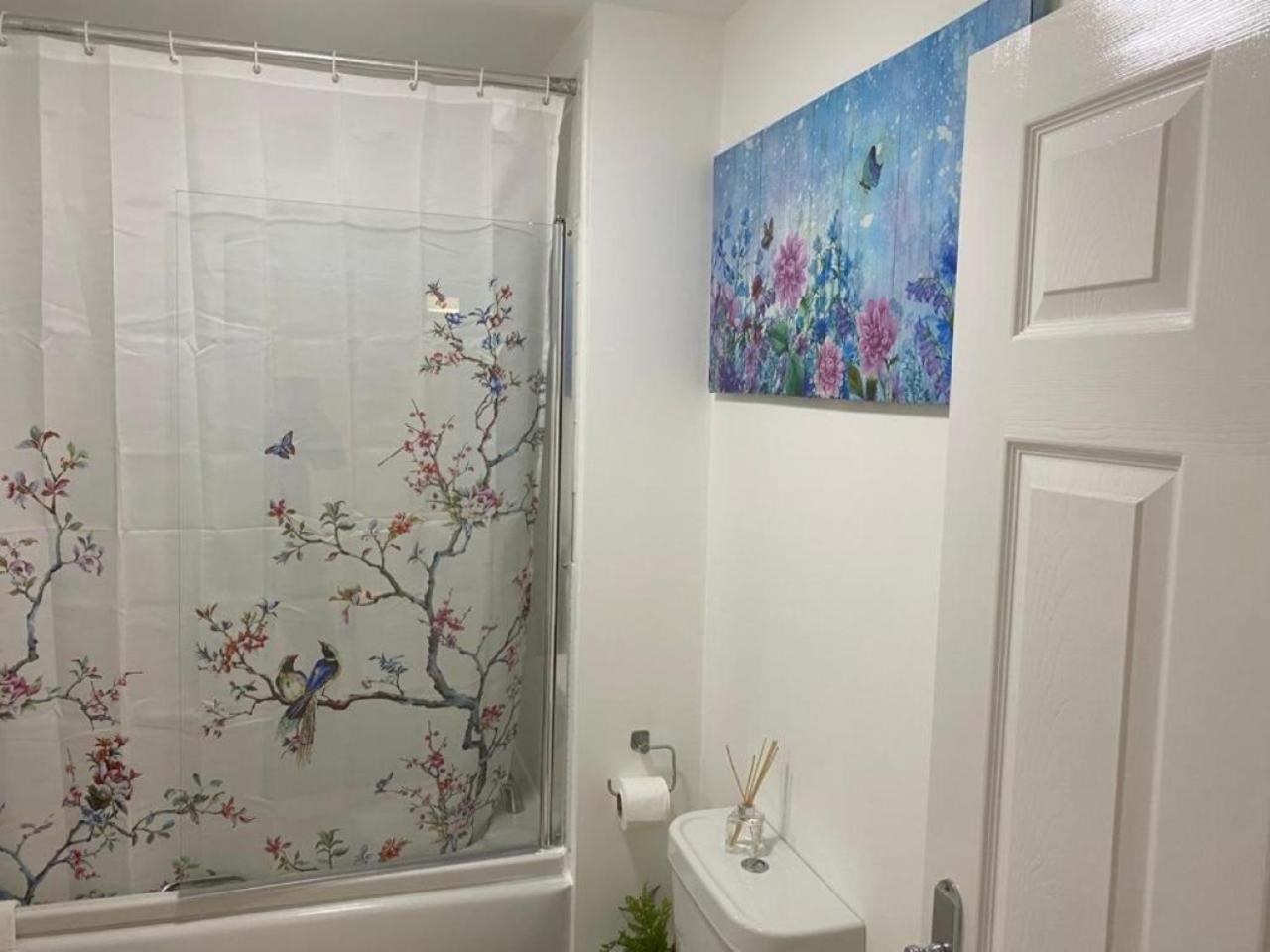 Warm & Cosy Homely 4 BDR Chesterton House w High Speed WIFI, Big Garden & Free Parking