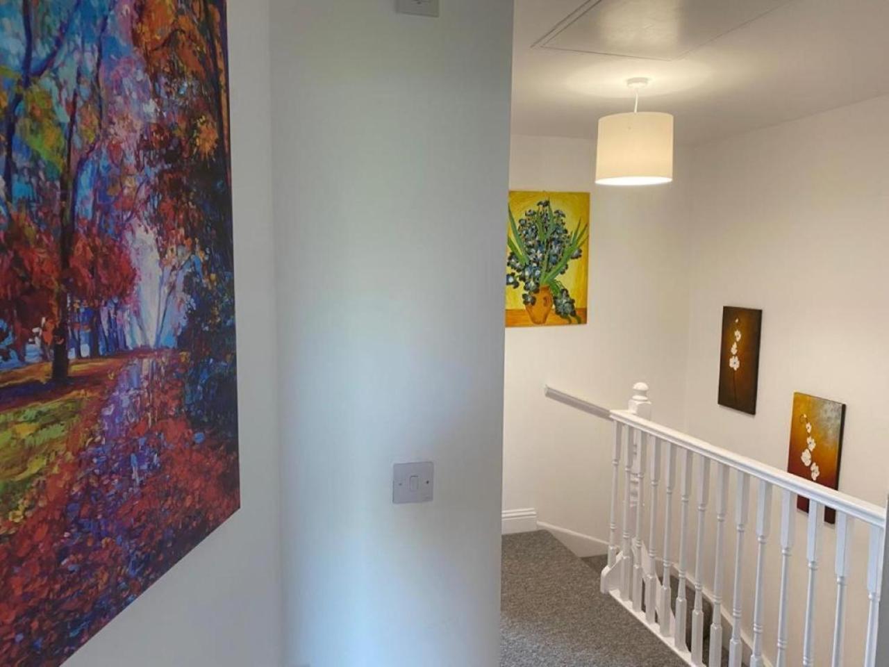 Warm & Cosy Homely 4 BDR Chesterton House w High Speed WIFI, Big Garden & Free Parking