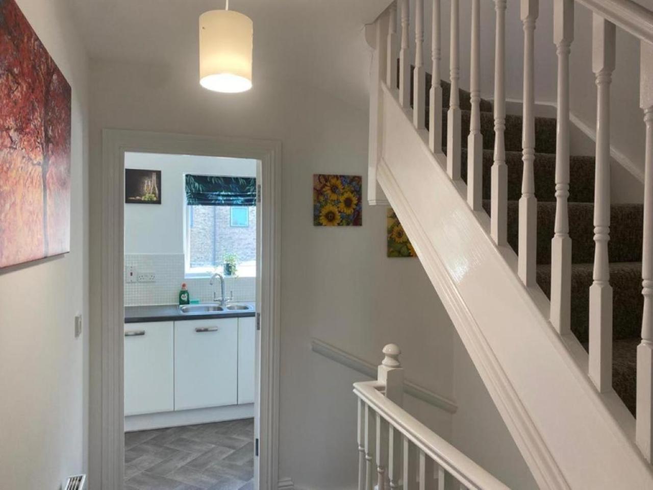 Warm & Cosy Homely 4 BDR Chesterton House w High Speed WIFI, Big Garden & Free Parking