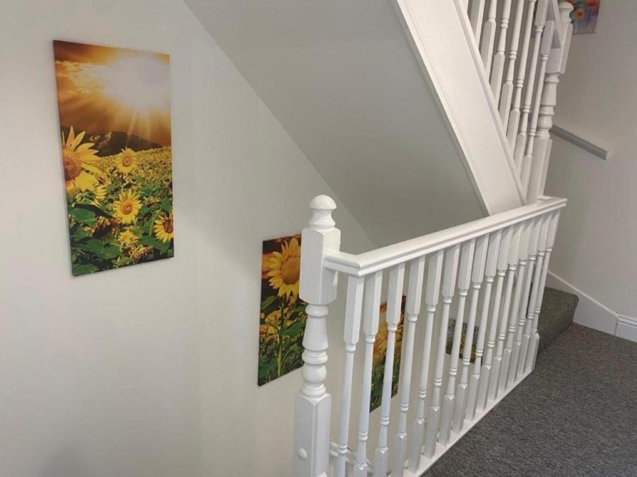 Warm & Cosy Homely 4 BDR Chesterton House w High Speed WIFI, Big Garden & Free Parking