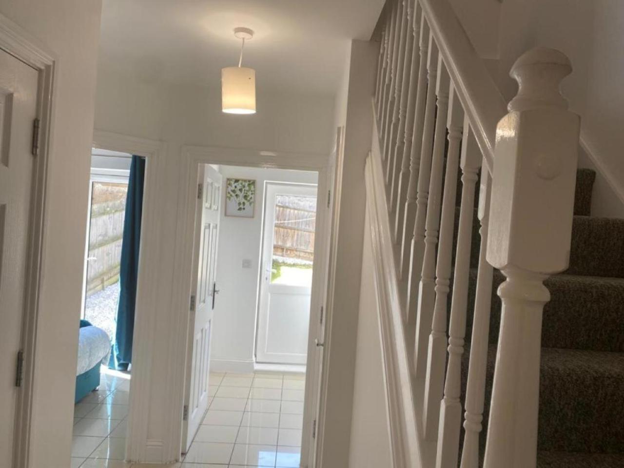 Warm & Cosy Homely 4 BDR Chesterton House w High Speed WIFI, Big Garden & Free Parking