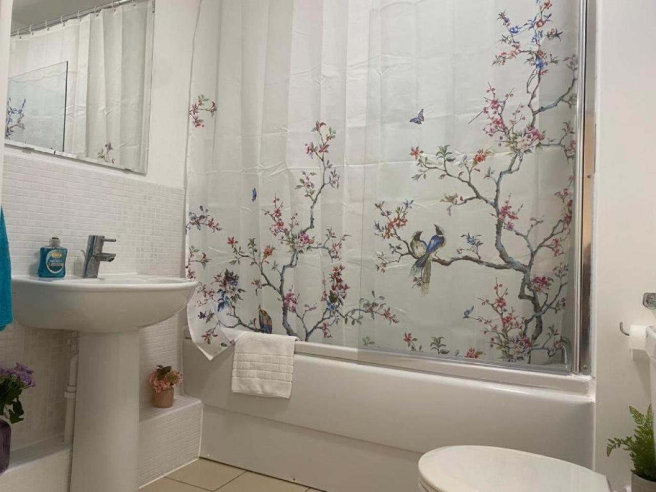 Warm & Cosy Homely 4 BDR Chesterton House w High Speed WIFI, Big Garden & Free Parking