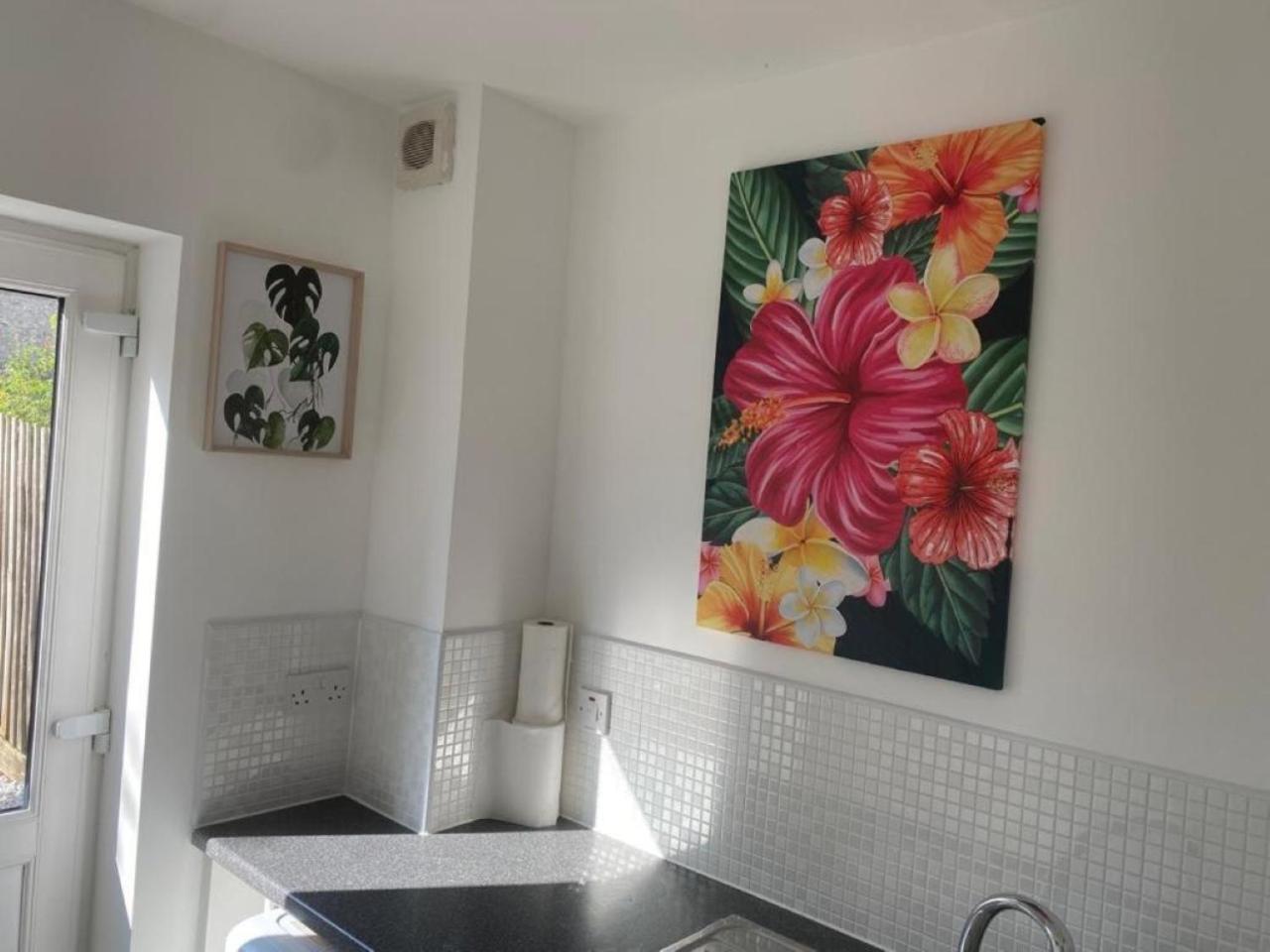 Warm & Cosy Homely 4 BDR Chesterton House w High Speed WIFI, Big Garden & Free Parking