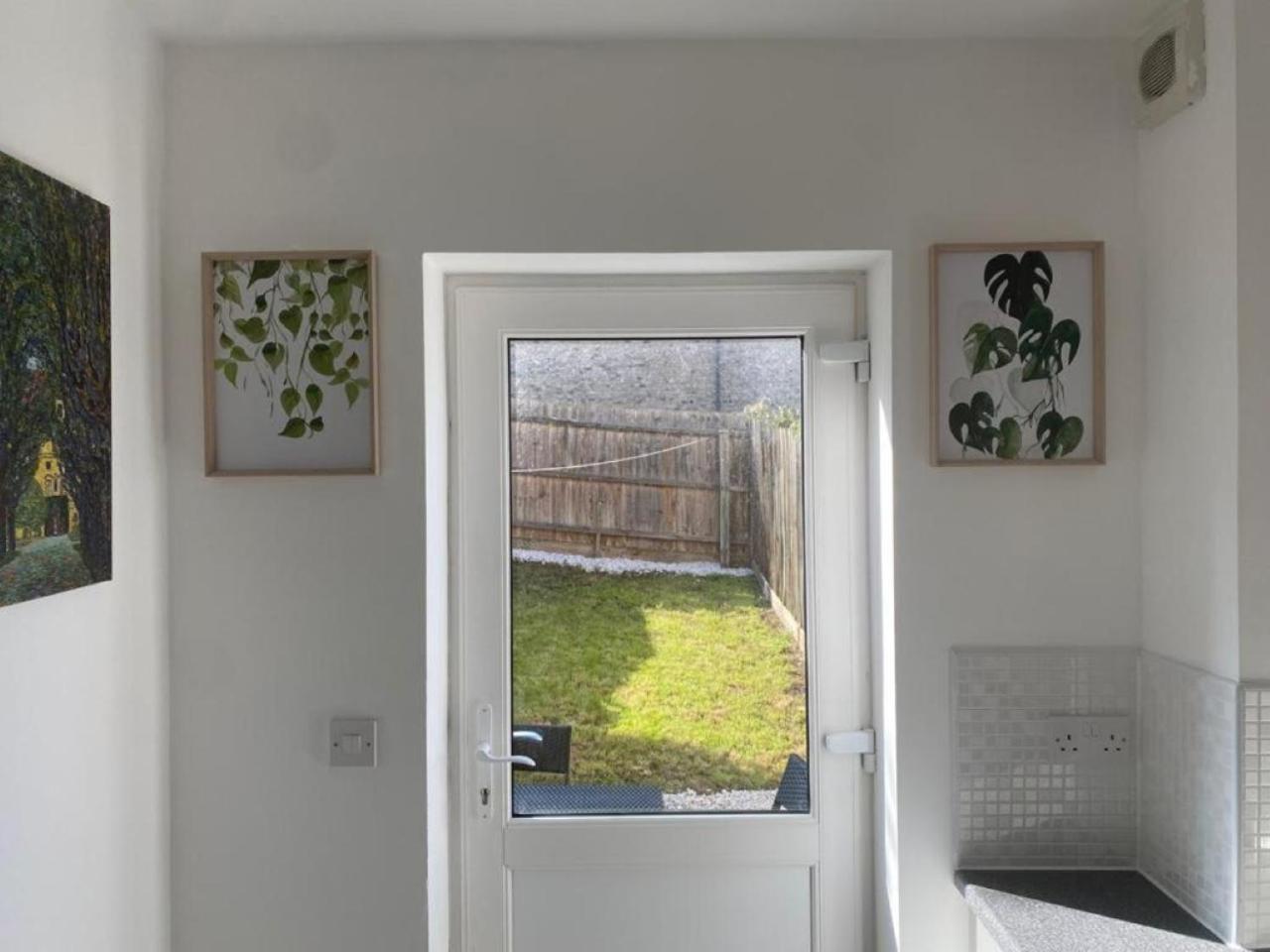 Warm & Cosy Homely 4 BDR Chesterton House w High Speed WIFI, Big Garden & Free Parking
