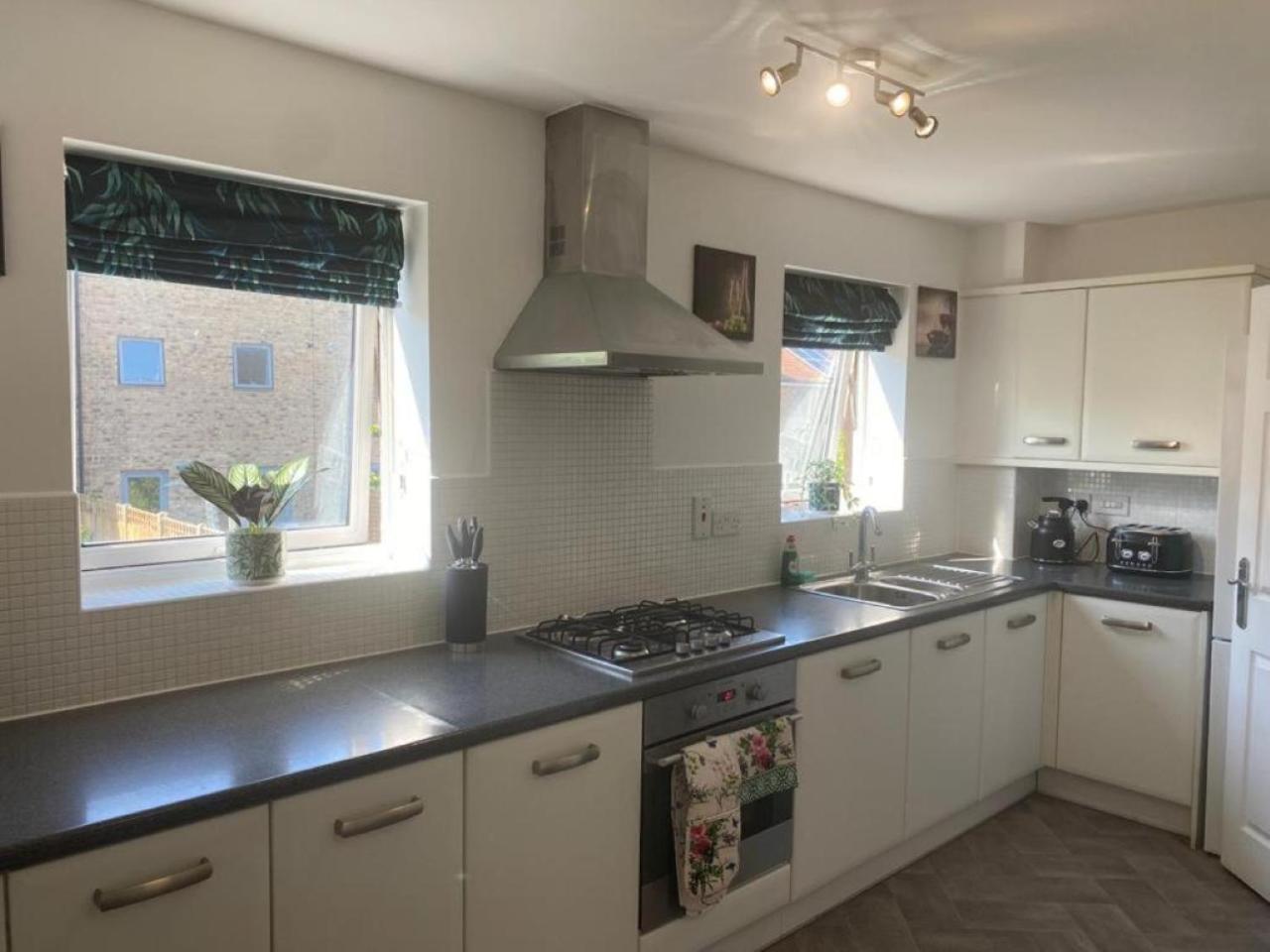 Warm & Cosy Homely 4 BDR Chesterton House w High Speed WIFI, Big Garden & Free Parking