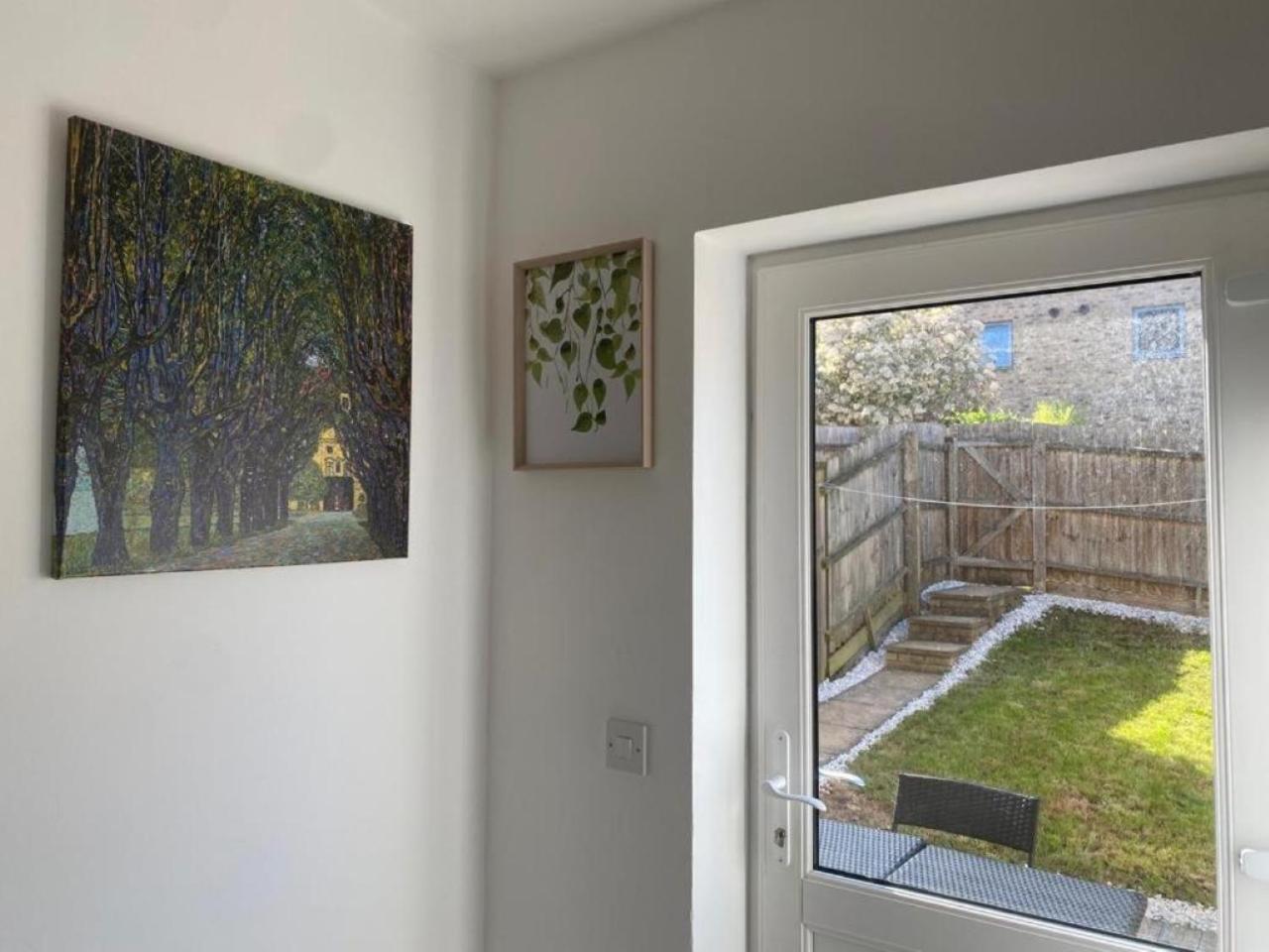 Warm & Cosy Homely 4 BDR Chesterton House w High Speed WIFI, Big Garden & Free Parking