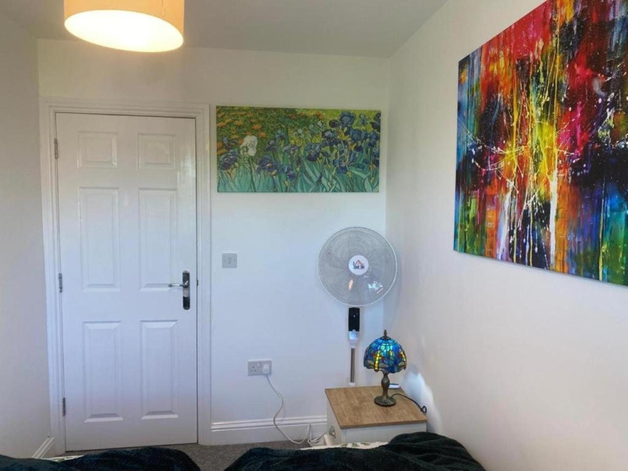 Warm & Cosy Homely 4 BDR Chesterton House w High Speed WIFI, Big Garden & Free Parking
