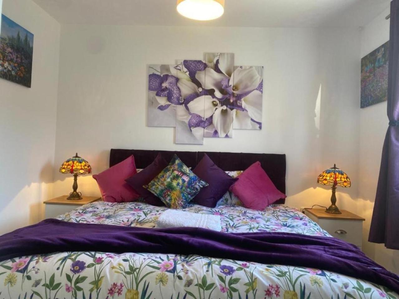 Warm & Cosy Homely 4 BDR Chesterton House w High Speed WIFI, Big Garden & Free Parking