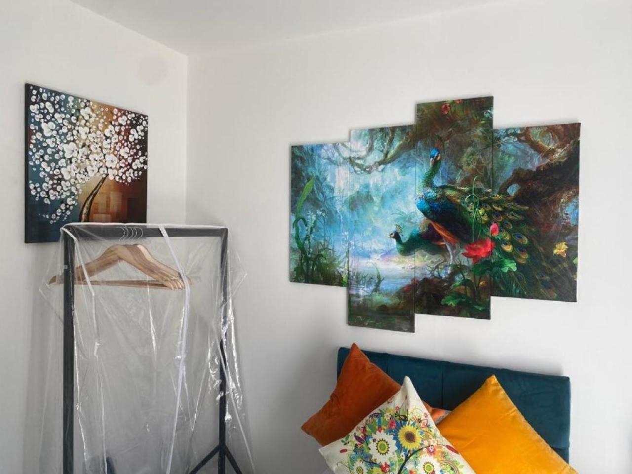 Warm & Cosy Homely 4 BDR Chesterton House w High Speed WIFI, Big Garden & Free Parking