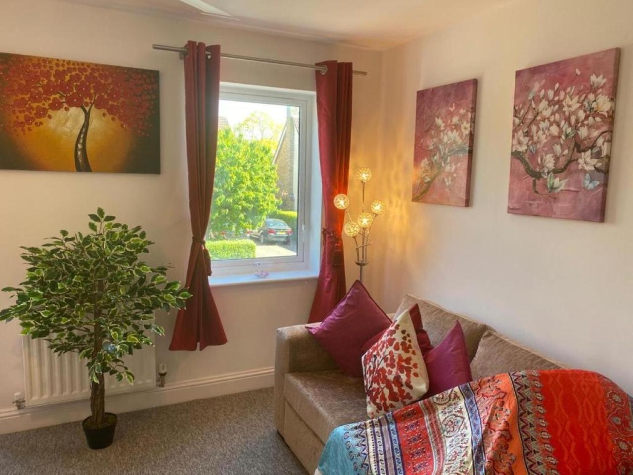 Warm & Cosy Homely 4 BDR Chesterton House w High Speed WIFI, Big Garden & Free Parking