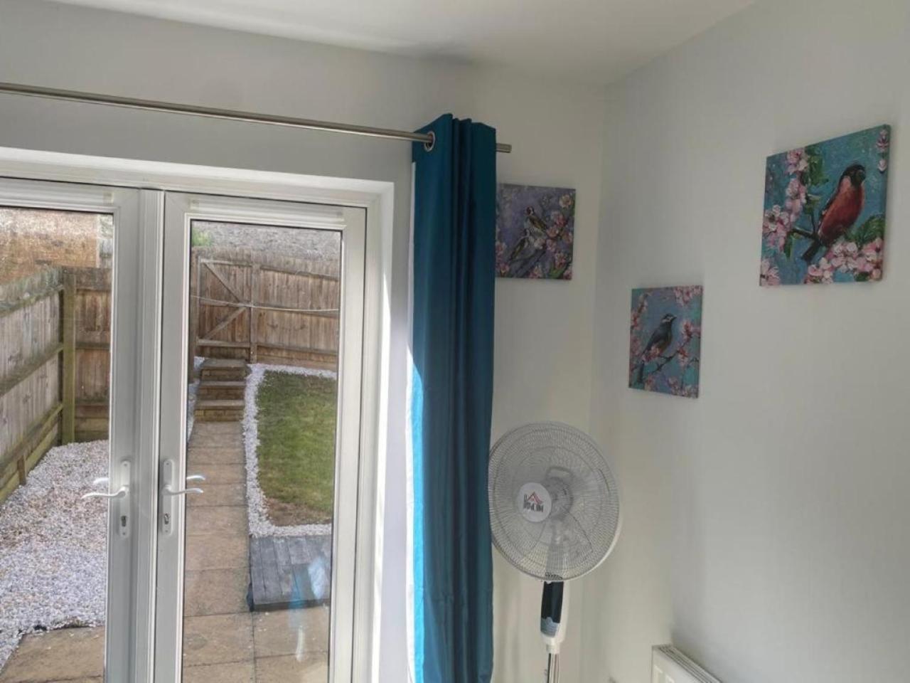 Warm & Cosy Homely 4 BDR Chesterton House w High Speed WIFI, Big Garden & Free Parking