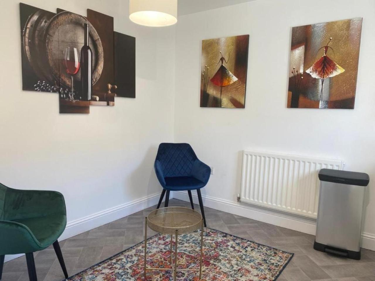 Warm & Cosy Homely 4 BDR Chesterton House w High Speed WIFI, Big Garden & Free Parking