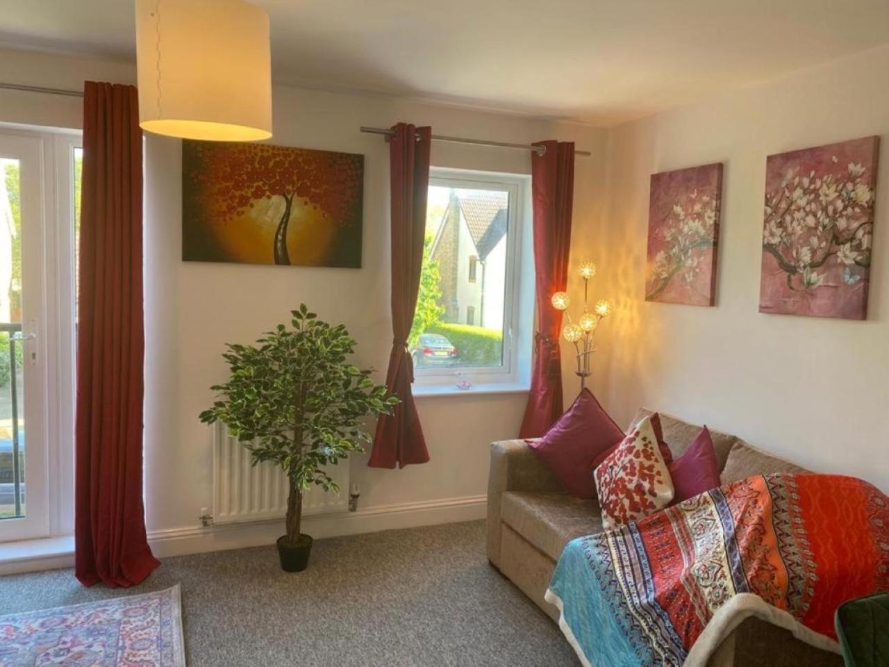 Warm & Cosy Homely 4 BDR Chesterton House w High Speed WIFI, Big Garden & Free Parking