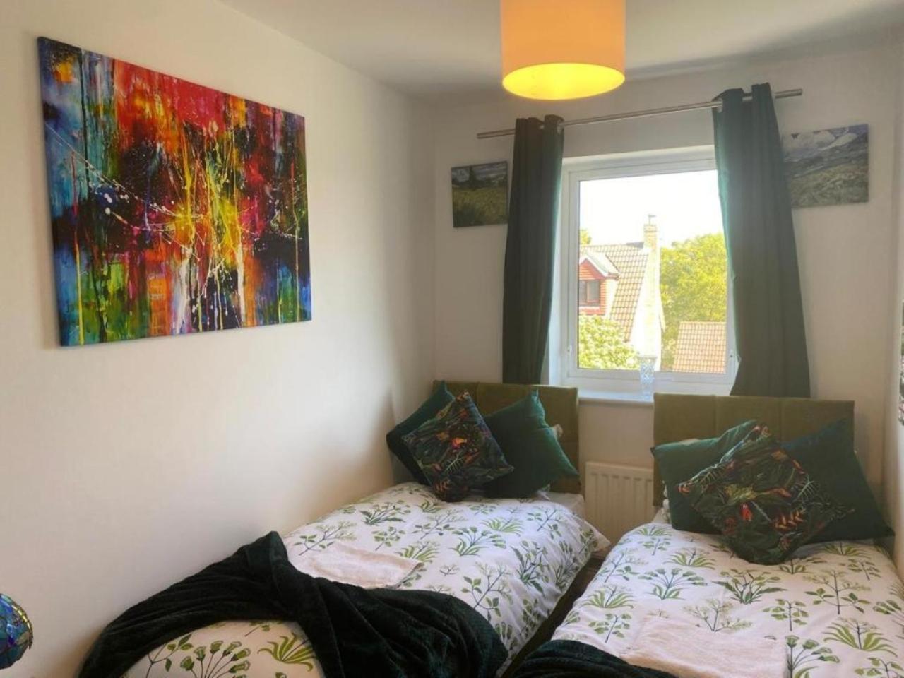 Warm & Cosy Homely 4 BDR Chesterton House w High Speed WIFI, Big Garden & Free Parking