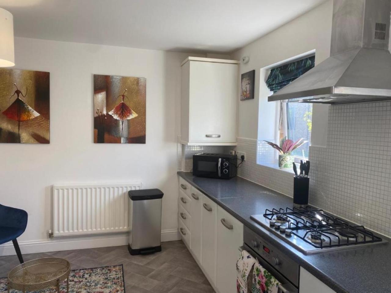 Warm & Cosy Homely 4 BDR Chesterton House w High Speed WIFI, Big Garden & Free Parking