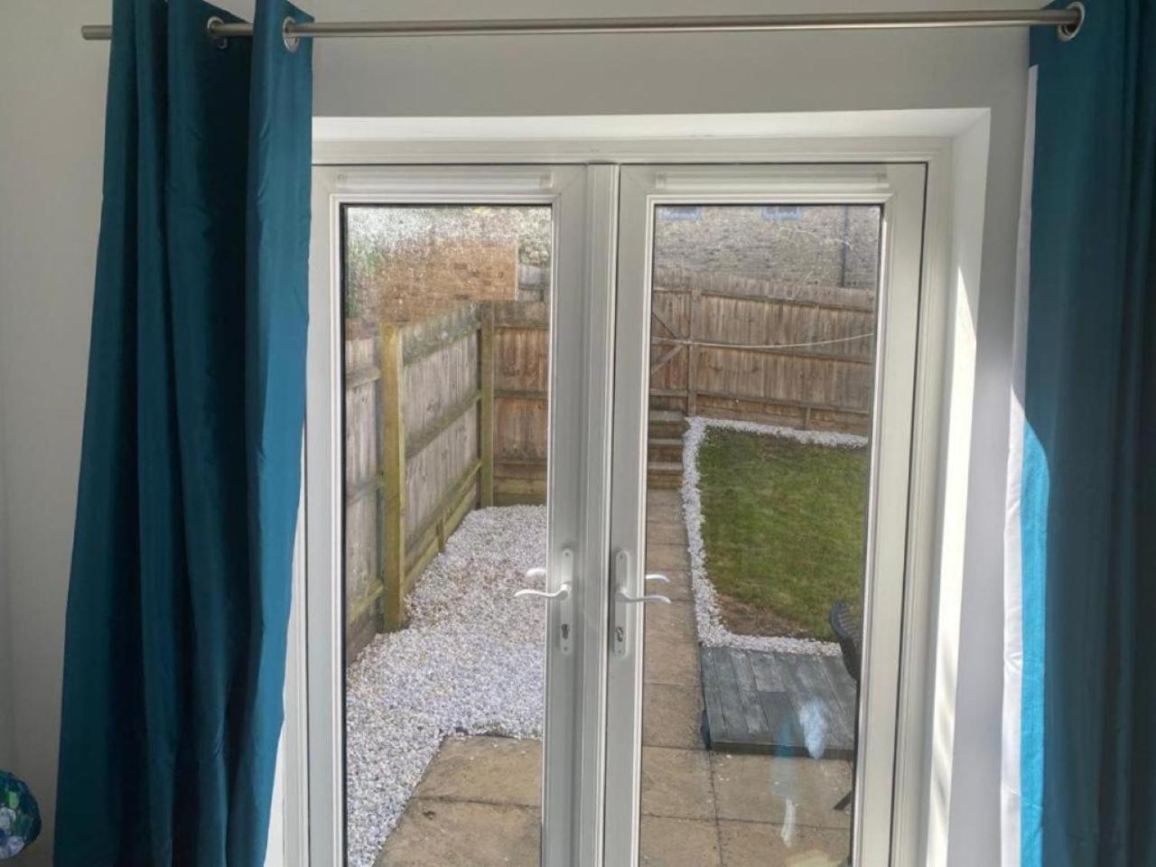 Warm & Cosy Homely 4 BDR Chesterton House w High Speed WIFI, Big Garden & Free Parking