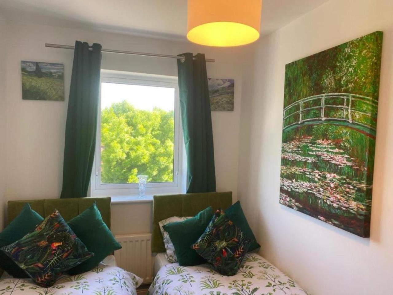 Warm & Cosy Homely 4 BDR Chesterton House w High Speed WIFI, Big Garden & Free Parking
