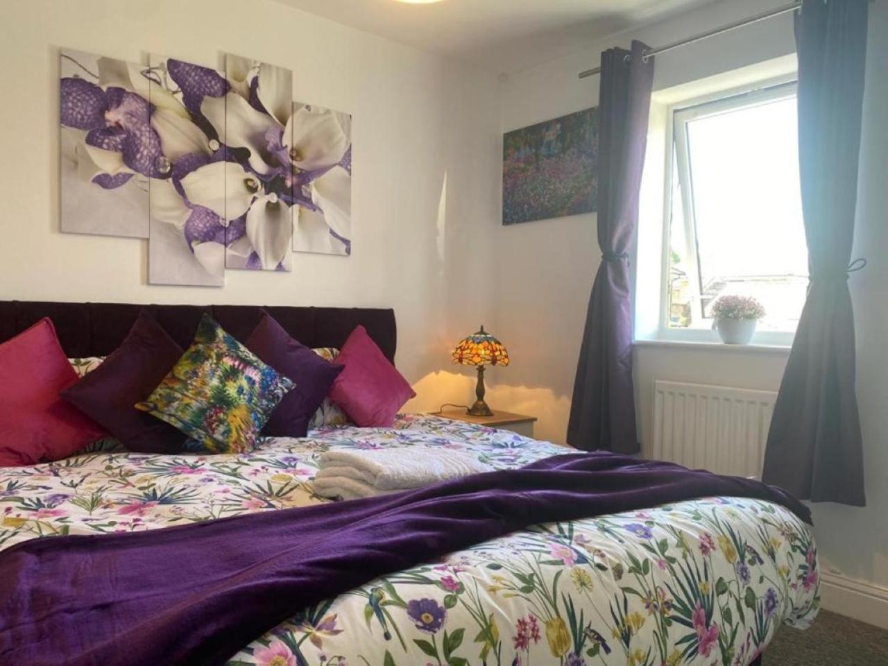 Warm & Cosy Homely 4 BDR Chesterton House w High Speed WIFI, Big Garden & Free Parking