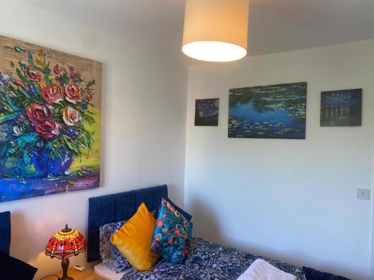Warm & Cosy Homely 4 BDR Chesterton House w High Speed WIFI, Big Garden & Free Parking