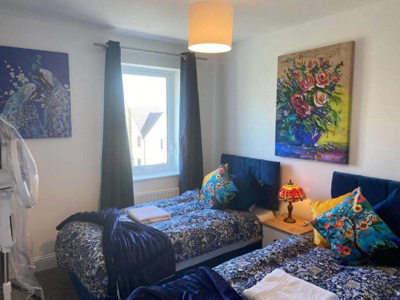 Warm & Cosy Homely 4 BDR Chesterton House w High Speed WIFI, Big Garden & Free Parking