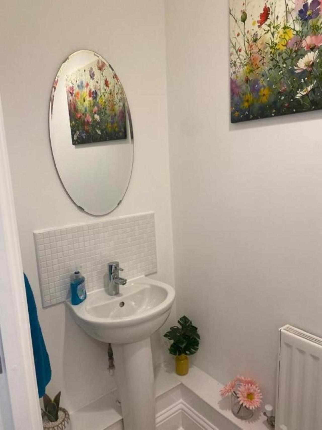 Warm & Cosy Homely 4 BDR Chesterton House w High Speed WIFI, Big Garden & Free Parking