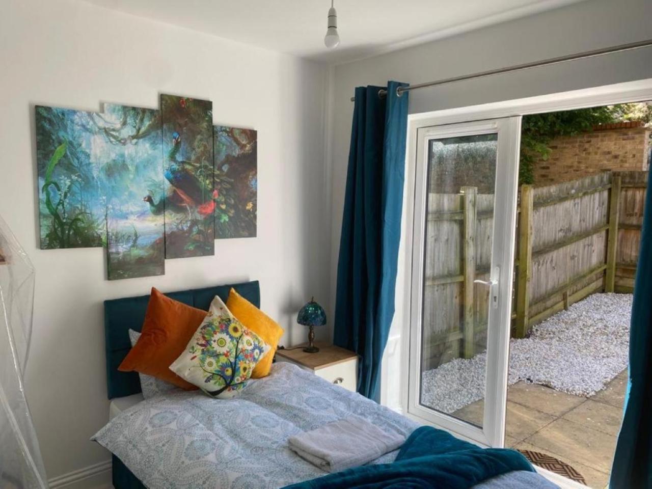 Warm & Cosy Homely 4 BDR Chesterton House w High Speed WIFI, Big Garden & Free Parking