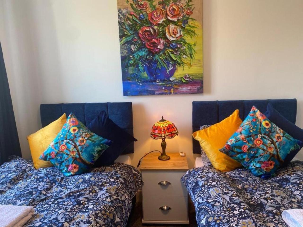 Warm & Cosy Homely 4 BDR Chesterton House w High Speed WIFI, Big Garden & Free Parking