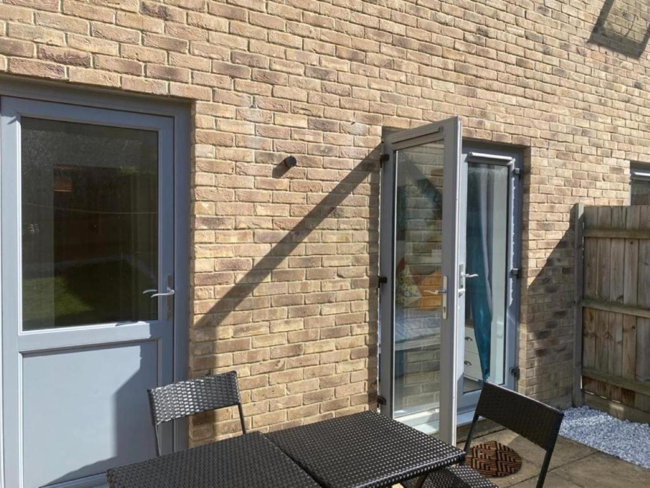Warm & Cosy Homely 4 BDR Chesterton House w High Speed WIFI, Big Garden & Free Parking