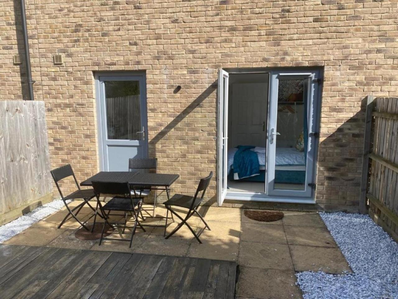 Warm & Cosy Homely 4 BDR Chesterton House w High Speed WIFI, Big Garden & Free Parking