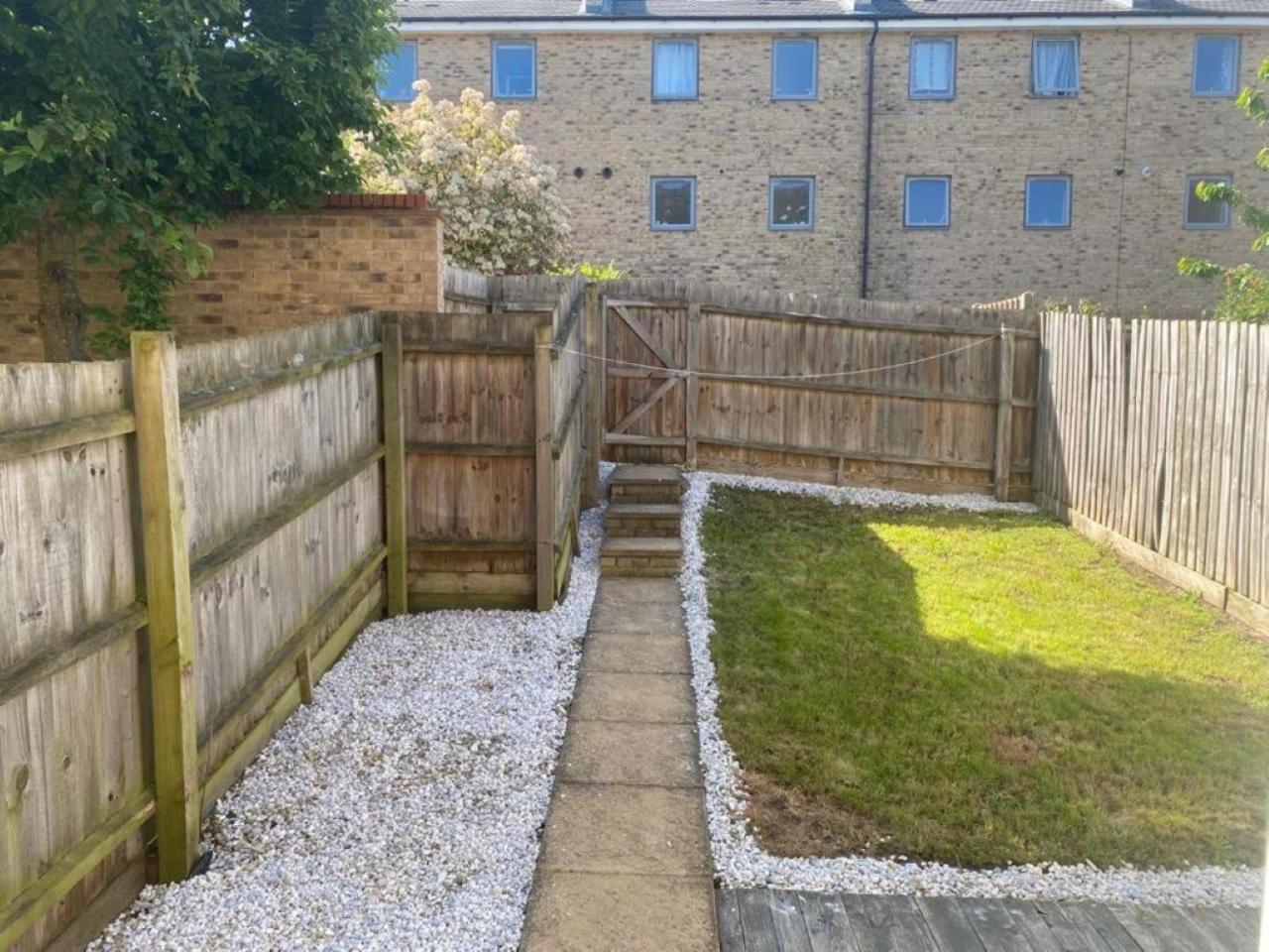 Warm & Cosy Homely 4 BDR Chesterton House w High Speed WIFI, Big Garden & Free Parking