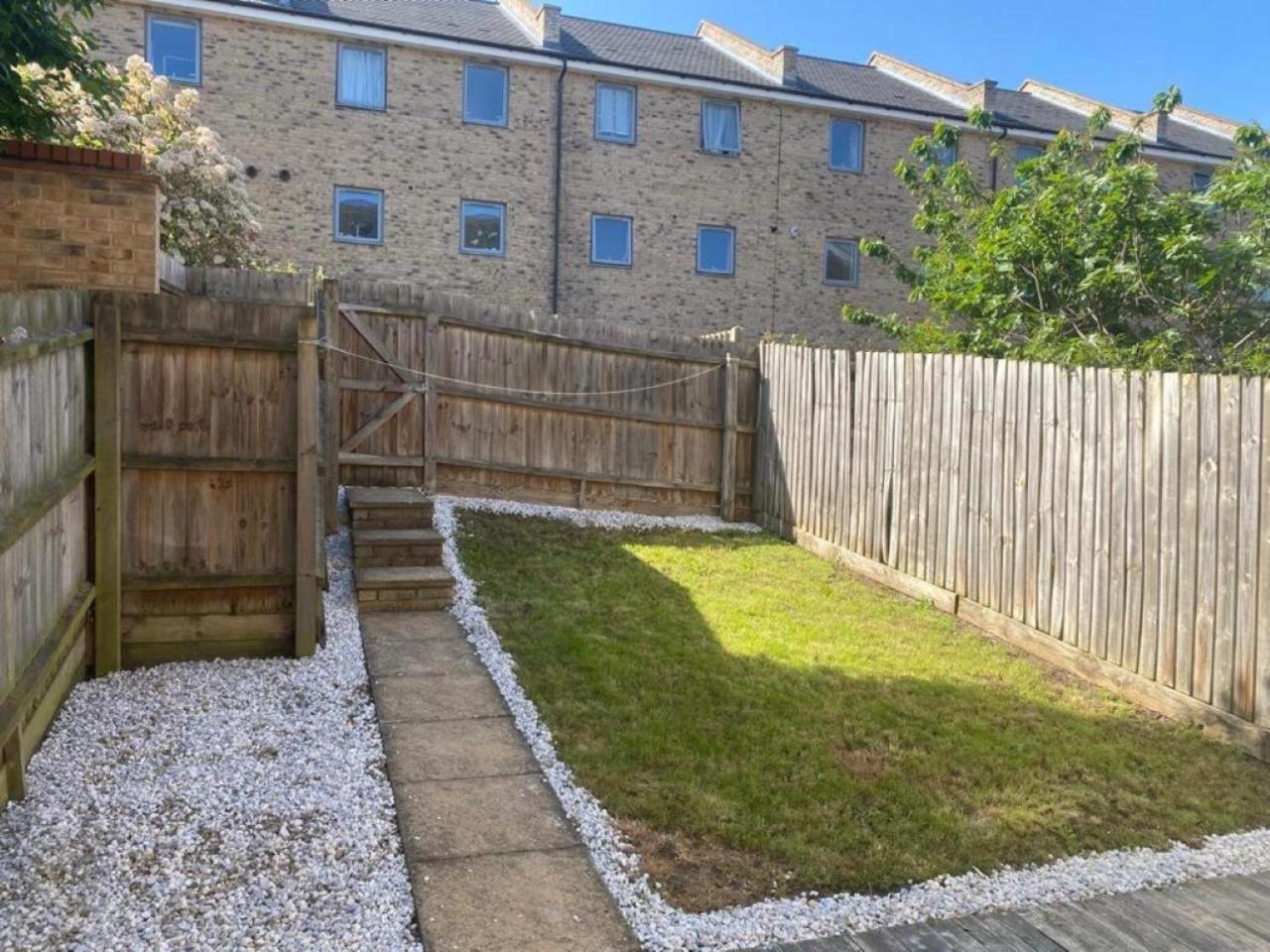 Warm & Cosy Homely 4 BDR Chesterton House w High Speed WIFI, Big Garden & Free Parking