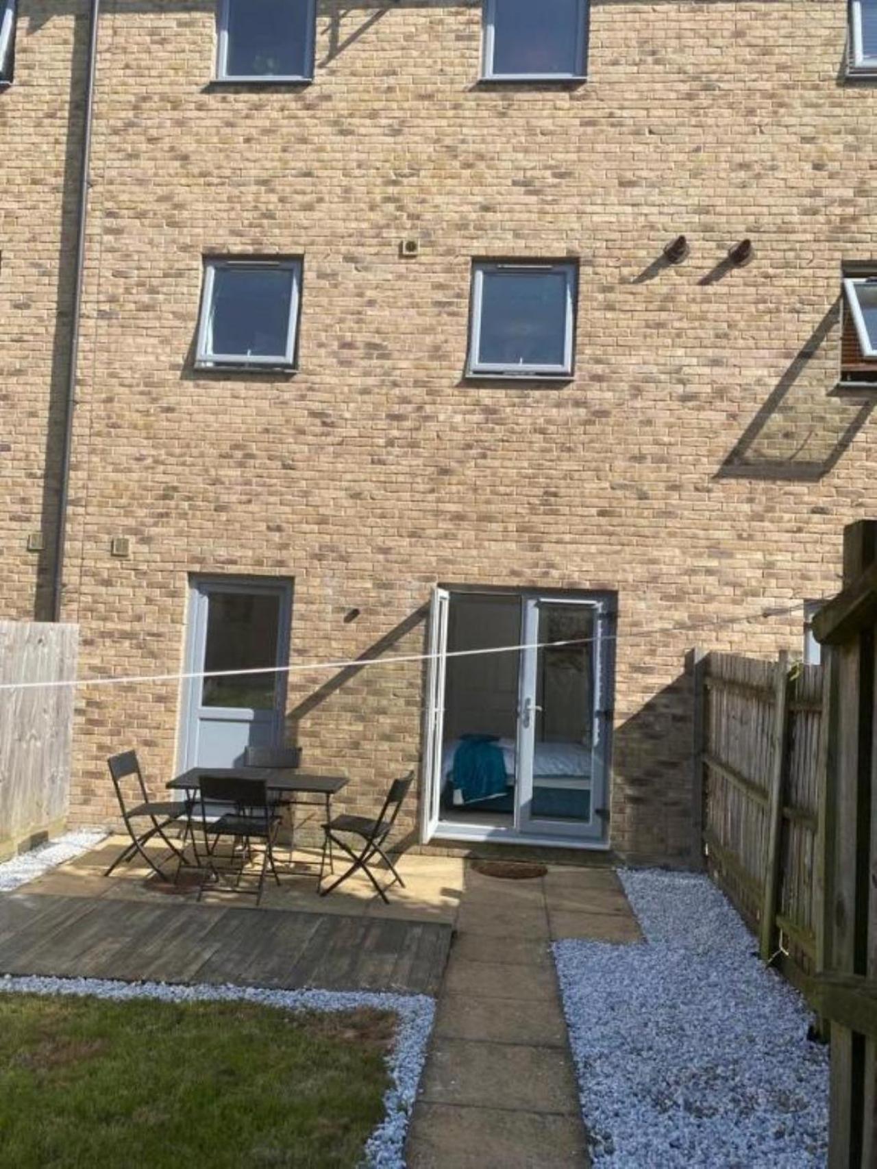 Warm & Cosy Homely 4 BDR Chesterton House w High Speed WIFI, Big Garden & Free Parking