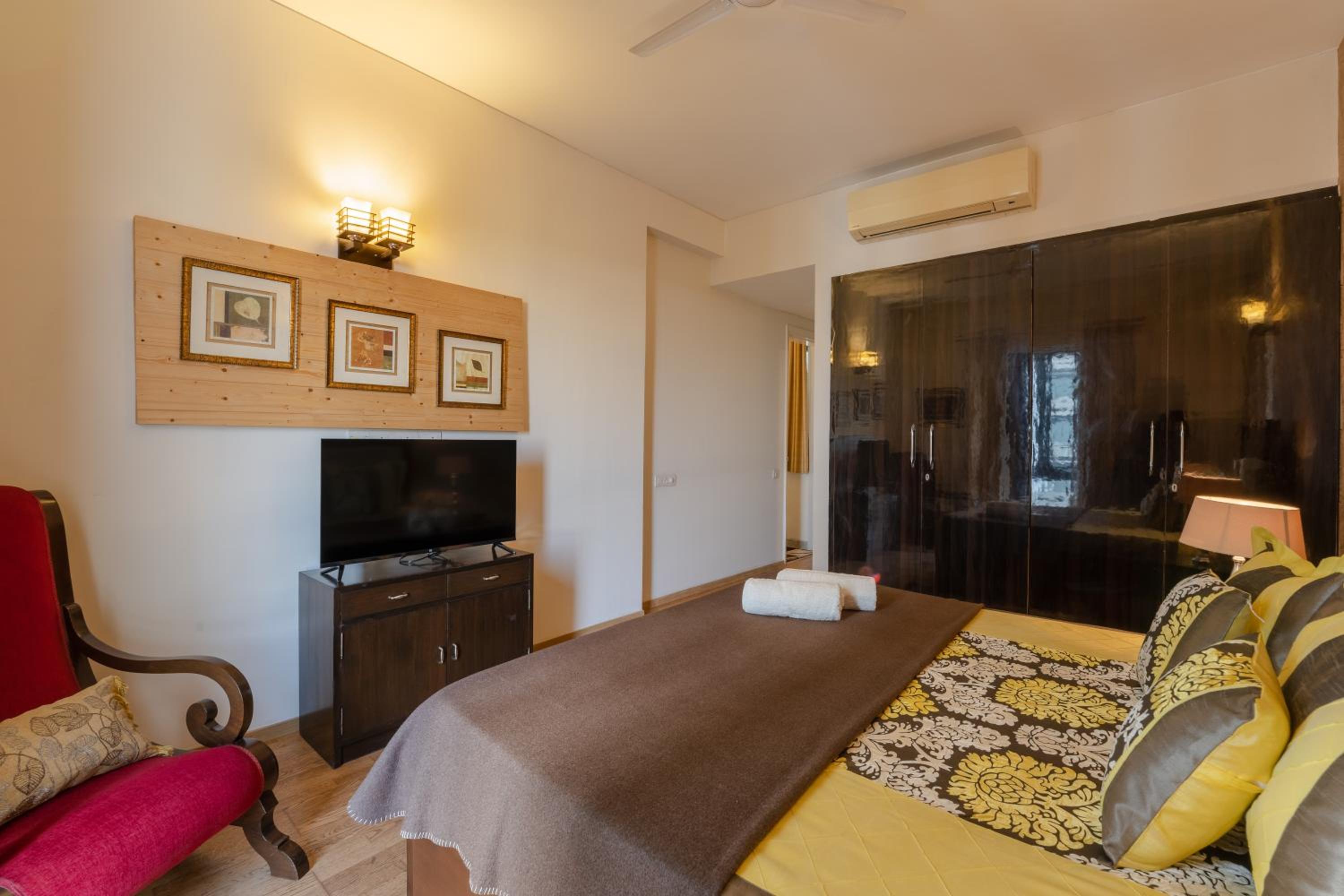 Stylish 2BHK apartment with highspeed WiFi & kitchen near Golf Course Road, GGN view 5