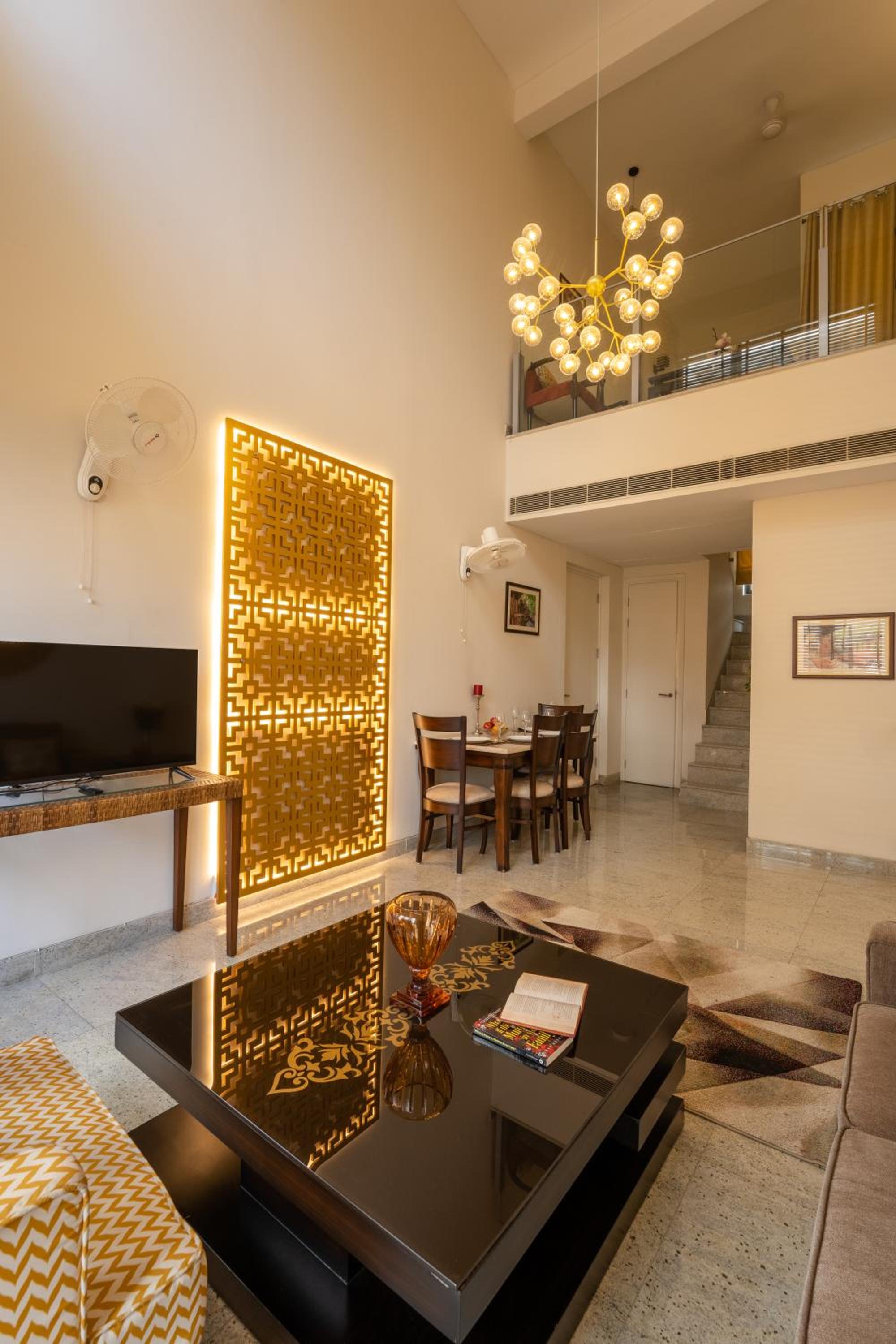 Stylish 2BHK apartment with highspeed WiFi & kitchen near Golf Course Road, GGN view 3