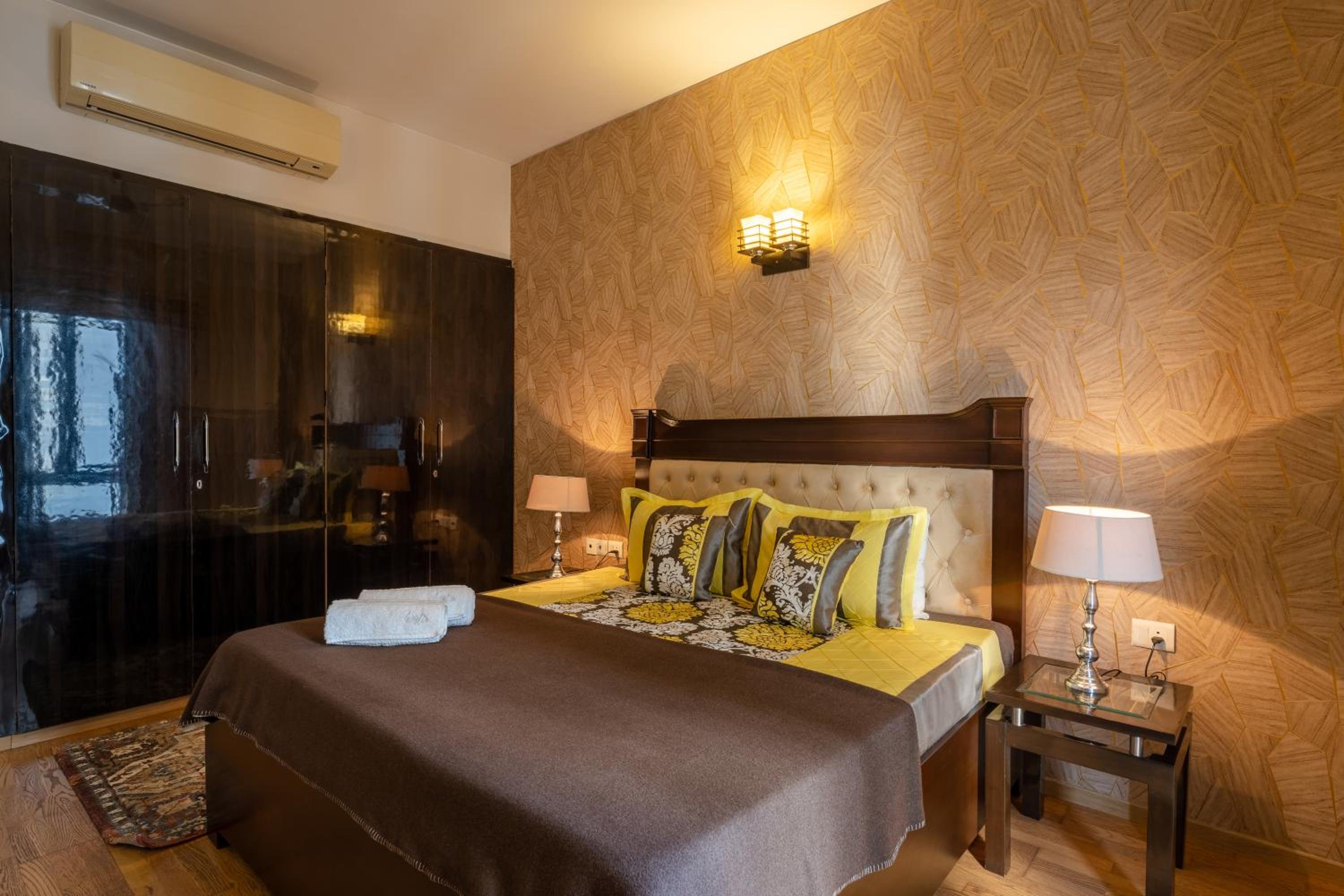 Stylish 2BHK apartment with highspeed WiFi & kitchen near Golf Course Road, GGN view 4