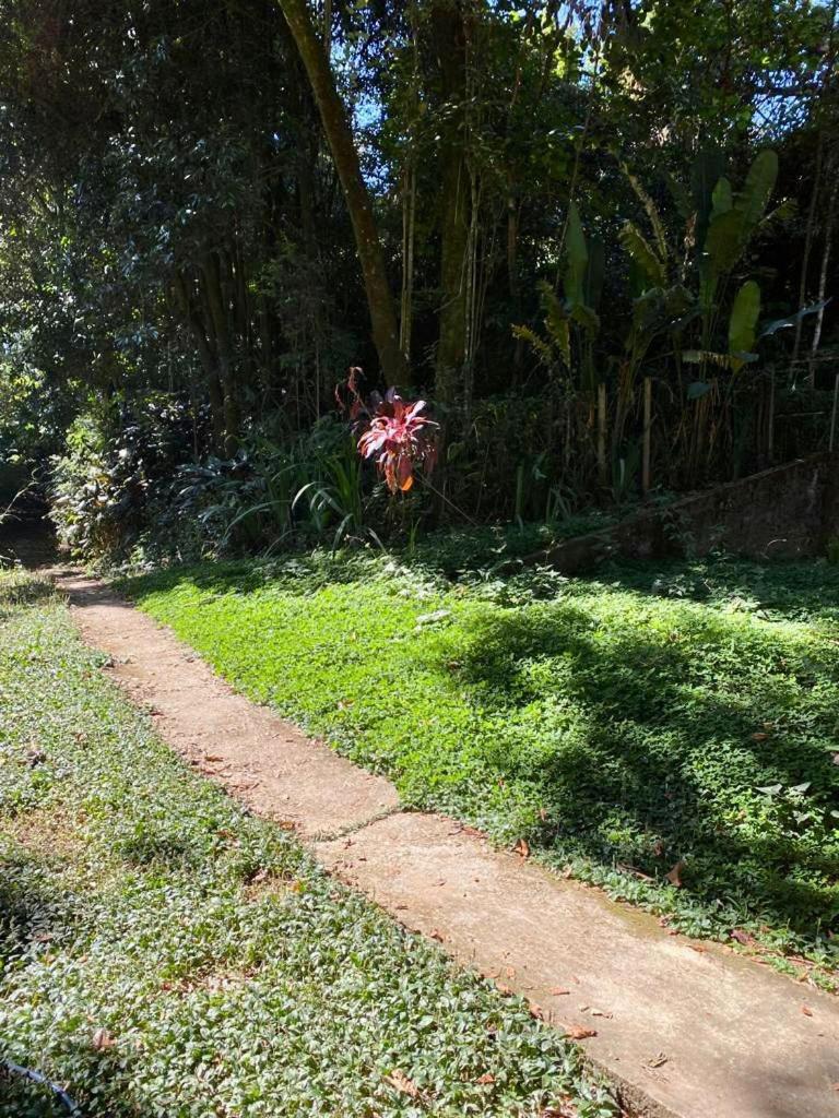 Casa charmosa em condomínio arborizado