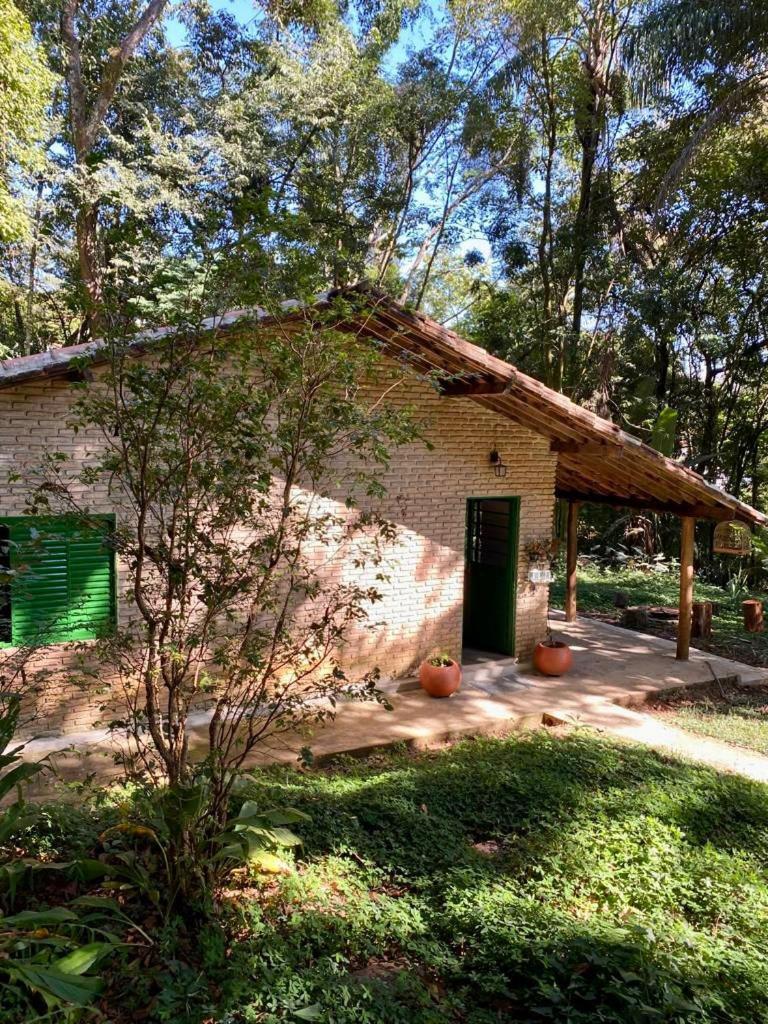 Casa charmosa em condomínio arborizado
