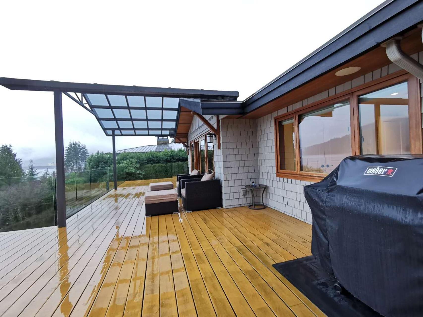 Deep Cove Stunning Waterfront Whole House