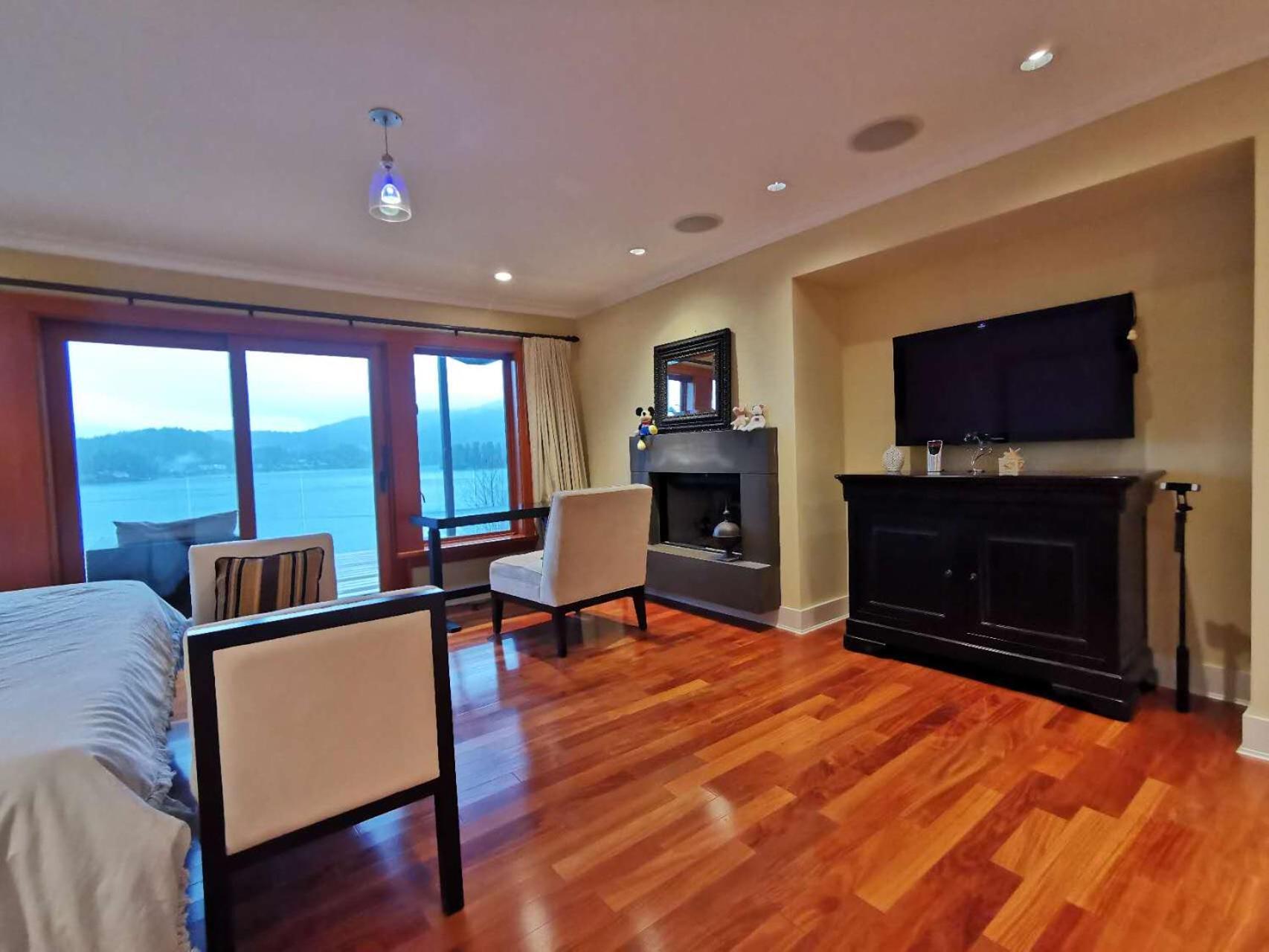 Deep Cove Stunning Waterfront Whole House