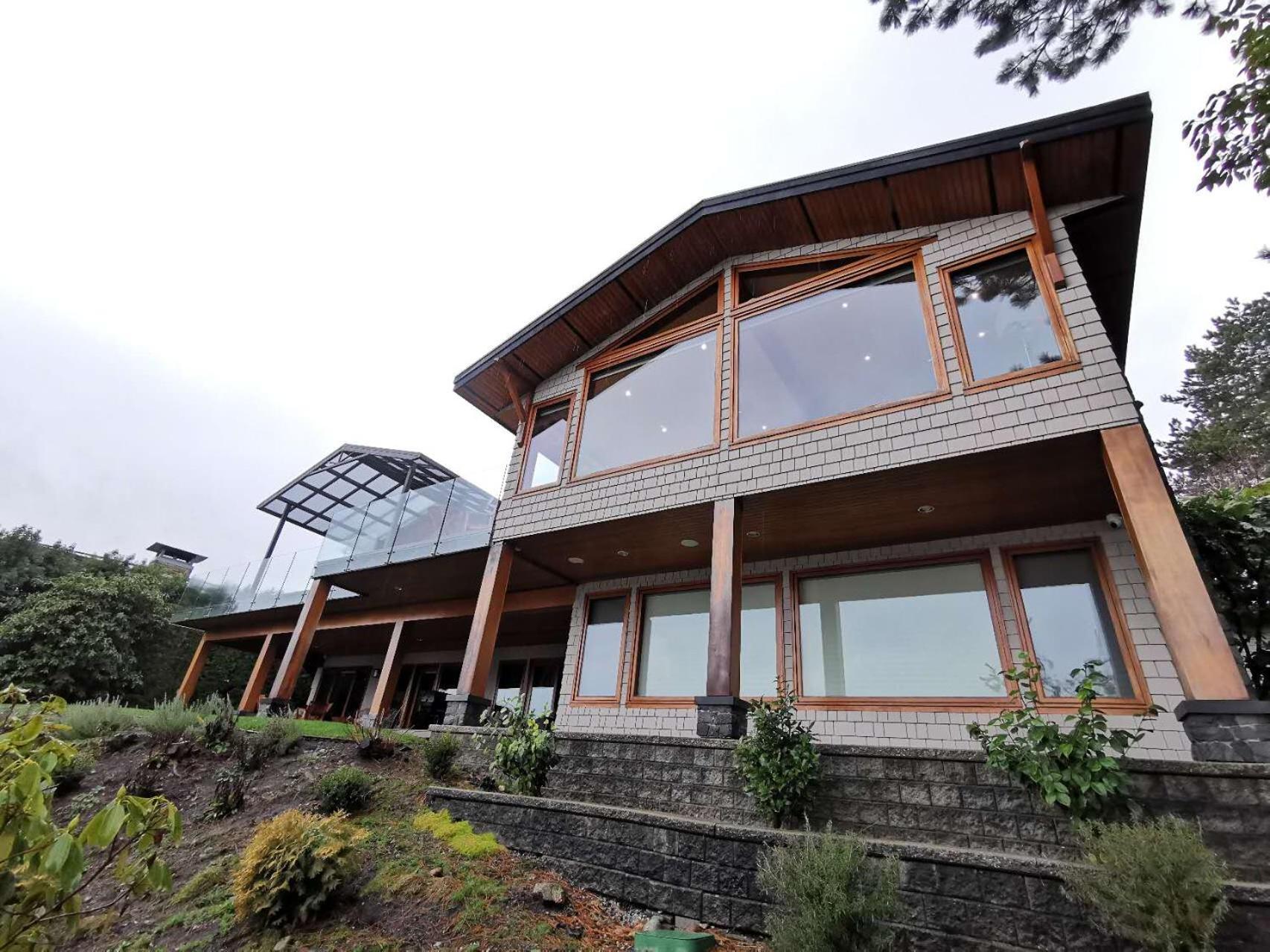 Deep Cove Stunning Waterfront Whole House
