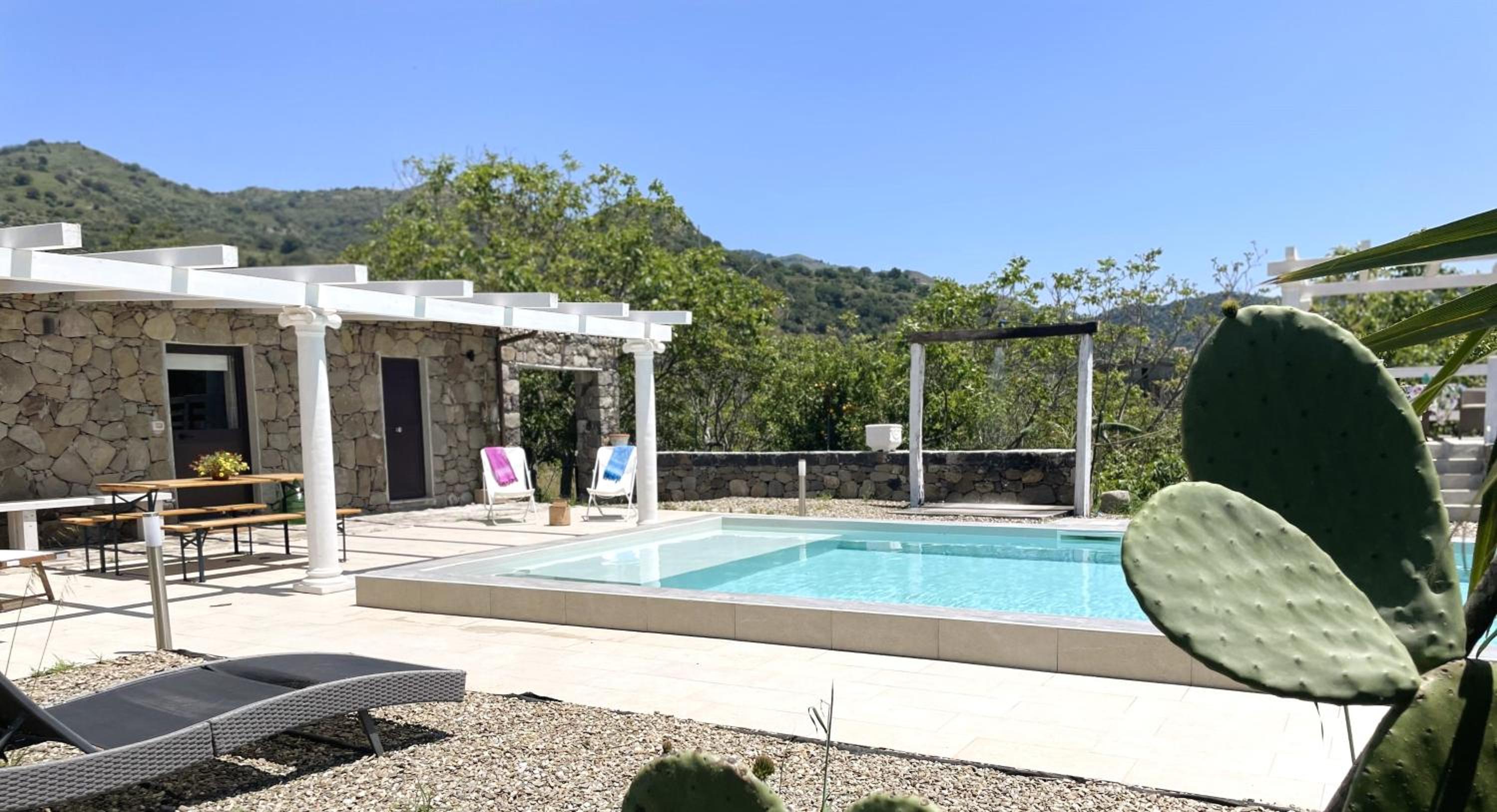 Sicily Stone Cottage with swimming pool