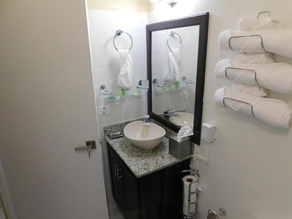 Centrally located in Jaco, walk to beach, beautiful pool! Each Villa Paradise is 1bd 1bath Condo Units sleep 5 or book both units and open connecting door 