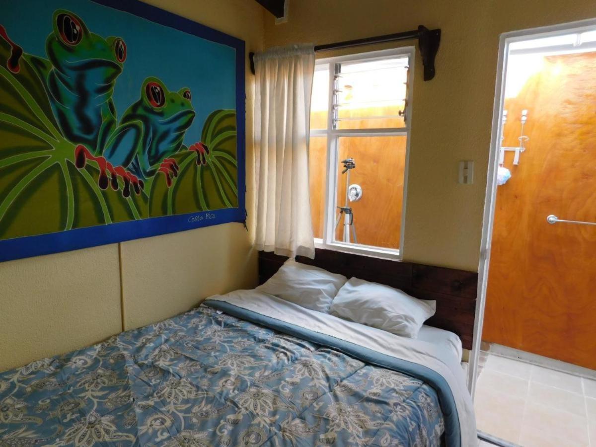 Centrally located in Jaco, walk to beach, beautiful pool! Each Villa Paradise is 1bd 1bath Condo Units sleep 5 or book both units and open connecting door 