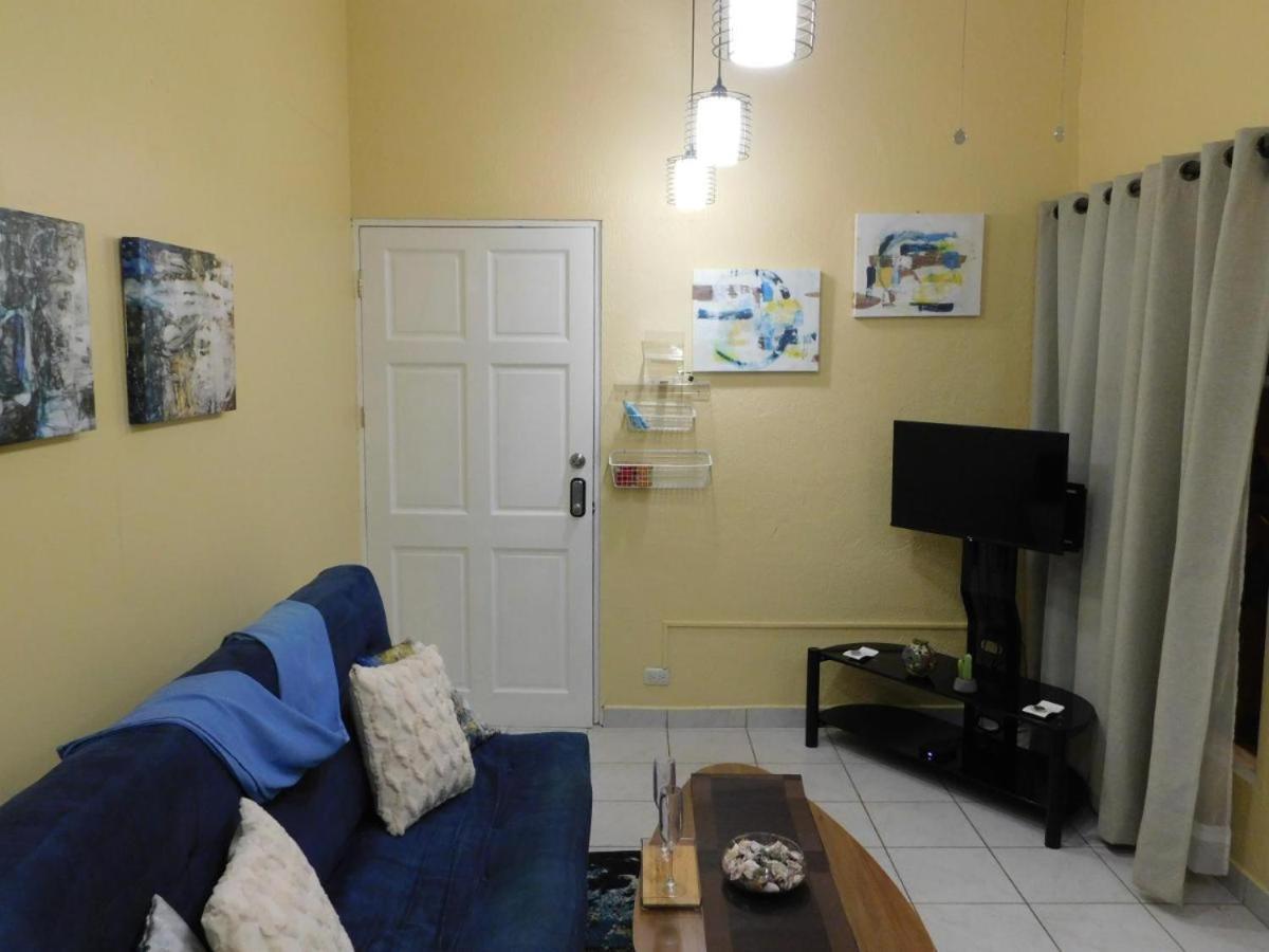 Centrally located in Jaco, walk to beach, beautiful pool! Each Villa Paradise is 1bd 1bath Condo Units sleep 5 or book both units and open connecting door 