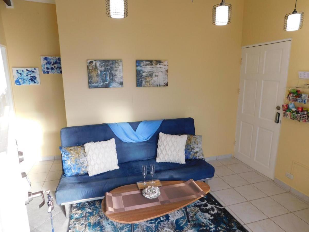 Centrally located in Jaco, walk to beach, beautiful pool! Each Villa Paradise is 1bd 1bath Condo Units sleep 5 or book both units and open connecting door 