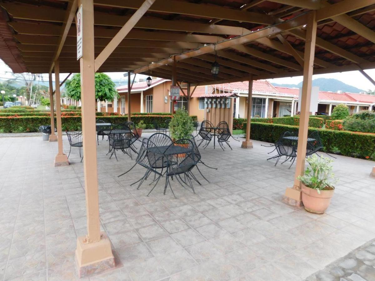 Centrally located in Jaco, walk to beach, beautiful pool! Each Villa Paradise is 1bd 1bath Condo Units sleep 5 or book both units and open connecting door 